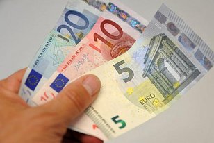 Hand mit Euro-Geldscheinen von 5, 10 und 20 Euro