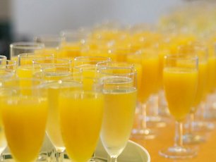 Gläser gefüllt mit einem gelben Getränk