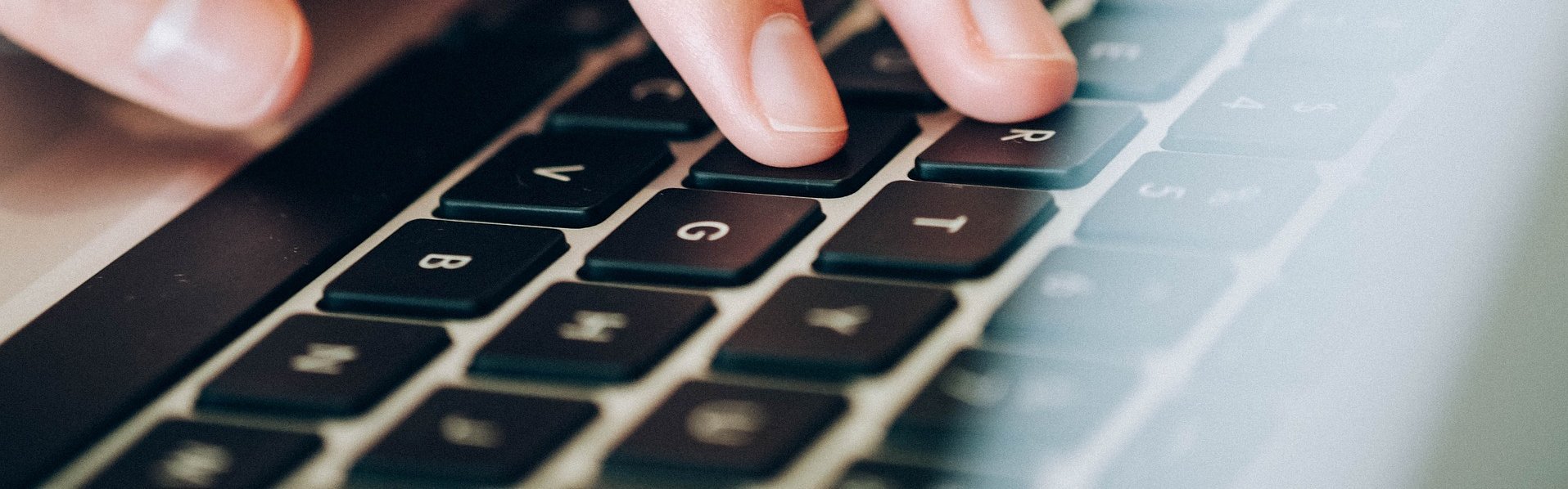 Hand auf der Tastatur, die etwas tippt