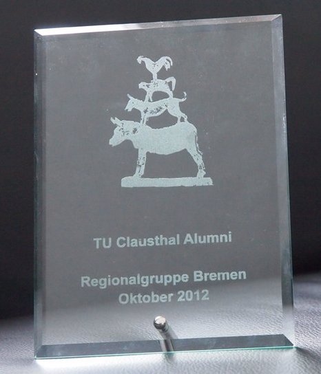 Glasplakette mit (TU CLausthal Alumni), das per Laser aufgedruckt ist 