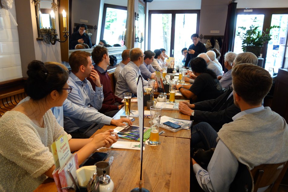 Personen trinken etwas zusammen in einem Restaurant 