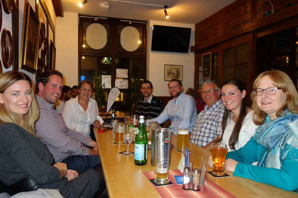 Personen trinken etwas zusammen in einem Restaurant 